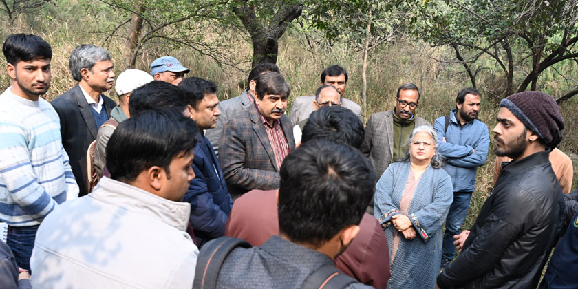 Shri Vijay Kumar Singh, Vice Chairman, DDA interacting with the students on Nature Trail News